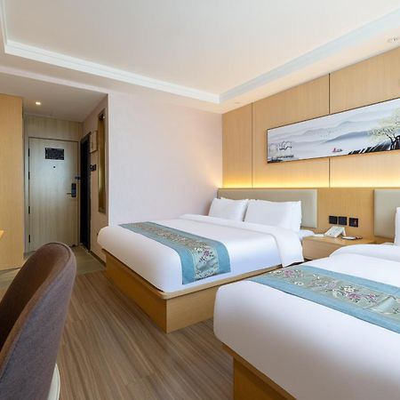 East Sacred Hotel--Very Near Beijing Tiananmen Square ,The Forbidden City,The Temple Of Heaven ,3 Minutes' Walk To Wangfujing Subway ,Located In The Center Of Beijing, Many Shopping Malls Around,Newly Renovated Hotel-Able To Receive Foreign Guests מראה חיצוני תמונה