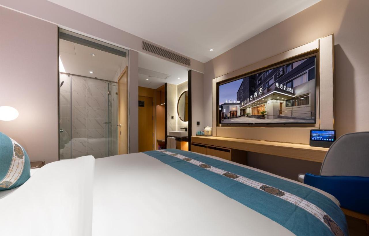 East Sacred Hotel--Very Near Beijing Tiananmen Square ,The Forbidden City,The Temple Of Heaven ,3 Minutes' Walk To Wangfujing Subway ,Located In The Center Of Beijing, Many Shopping Malls Around,Newly Renovated Hotel-Able To Receive Foreign Guests מראה חיצוני תמונה Deluxe Room