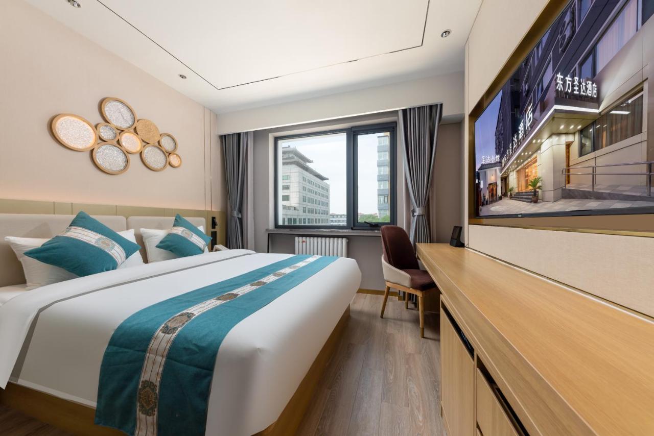 East Sacred Hotel--Very Near Beijing Tiananmen Square ,The Forbidden City,The Temple Of Heaven ,3 Minutes' Walk To Wangfujing Subway ,Located In The Center Of Beijing, Many Shopping Malls Around,Newly Renovated Hotel-Able To Receive Foreign Guests מראה חיצוני תמונה A room at the hotel
