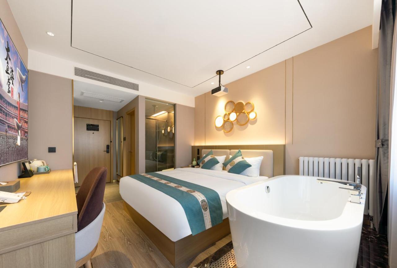 East Sacred Hotel--Very Near Beijing Tiananmen Square ,The Forbidden City,The Temple Of Heaven ,3 Minutes' Walk To Wangfujing Subway ,Located In The Center Of Beijing, Many Shopping Malls Around,Newly Renovated Hotel-Able To Receive Foreign Guests מראה חיצוני תמונה Deluxe Room