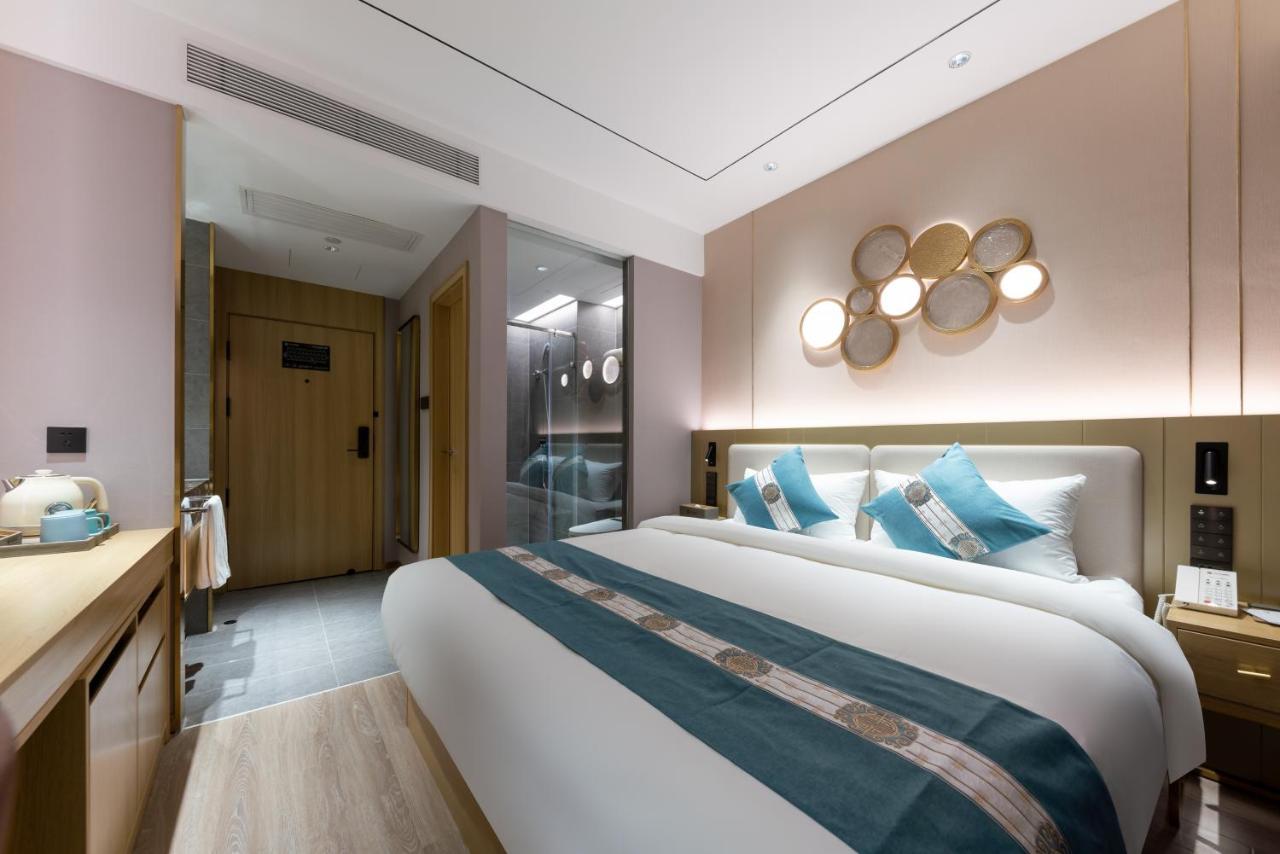 East Sacred Hotel--Very Near Beijing Tiananmen Square ,The Forbidden City,The Temple Of Heaven ,3 Minutes' Walk To Wangfujing Subway ,Located In The Center Of Beijing, Many Shopping Malls Around,Newly Renovated Hotel-Able To Receive Foreign Guests מראה חיצוני תמונה A room at the hotel
