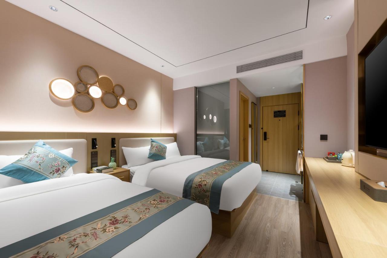 East Sacred Hotel--Very Near Beijing Tiananmen Square ,The Forbidden City,The Temple Of Heaven ,3 Minutes' Walk To Wangfujing Subway ,Located In The Center Of Beijing, Many Shopping Malls Around,Newly Renovated Hotel-Able To Receive Foreign Guests מראה חיצוני תמונה Deluxe room