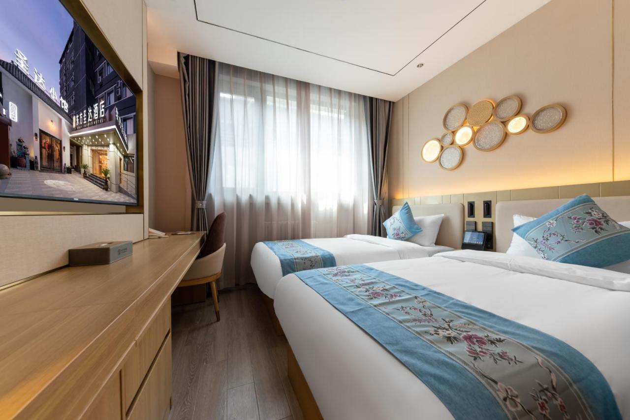 East Sacred Hotel--Very Near Beijing Tiananmen Square ,The Forbidden City,The Temple Of Heaven ,3 Minutes' Walk To Wangfujing Subway ,Located In The Center Of Beijing, Many Shopping Malls Around,Newly Renovated Hotel-Able To Receive Foreign Guests מראה חיצוני תמונה Deluxe Room