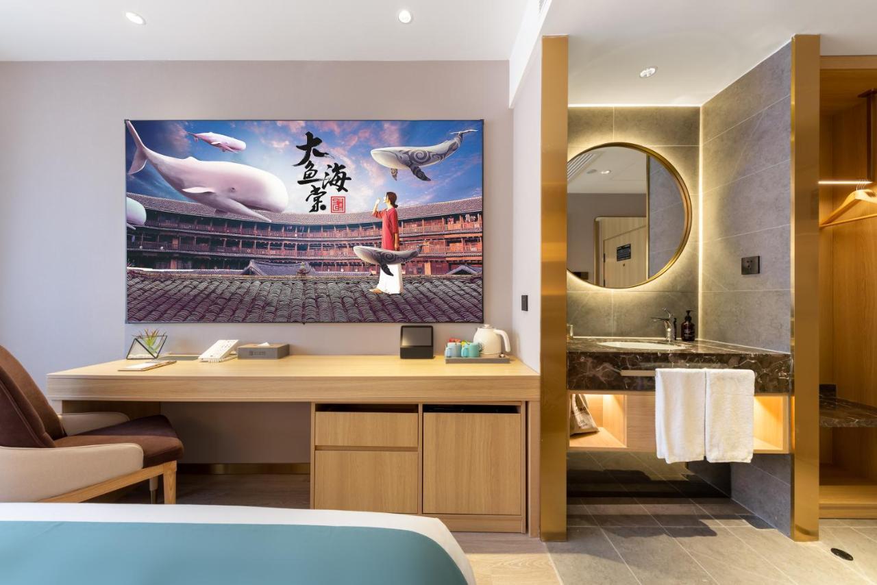 East Sacred Hotel--Very Near Beijing Tiananmen Square ,The Forbidden City,The Temple Of Heaven ,3 Minutes' Walk To Wangfujing Subway ,Located In The Center Of Beijing, Many Shopping Malls Around,Newly Renovated Hotel-Able To Receive Foreign Guests מראה חיצוני תמונה A room at the hotel