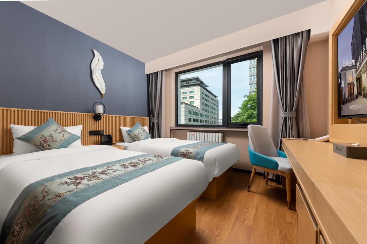 East Sacred Hotel--Very Near Beijing Tiananmen Square ,The Forbidden City,The Temple Of Heaven ,3 Minutes' Walk To Wangfujing Subway ,Located In The Center Of Beijing, Many Shopping Malls Around,Newly Renovated Hotel-Able To Receive Foreign Guests מראה חיצוני תמונה