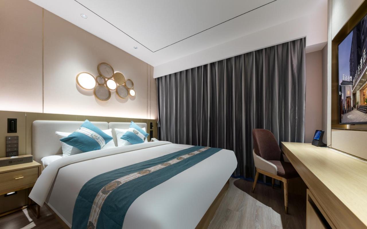 East Sacred Hotel--Very Near Beijing Tiananmen Square ,The Forbidden City,The Temple Of Heaven ,3 Minutes' Walk To Wangfujing Subway ,Located In The Center Of Beijing, Many Shopping Malls Around,Newly Renovated Hotel-Able To Receive Foreign Guests מראה חיצוני תמונה A bedroom in the hotel