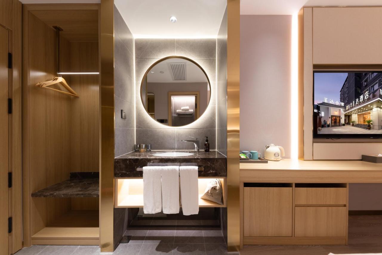 East Sacred Hotel--Very Near Beijing Tiananmen Square ,The Forbidden City,The Temple Of Heaven ,3 Minutes' Walk To Wangfujing Subway ,Located In The Center Of Beijing, Many Shopping Malls Around,Newly Renovated Hotel-Able To Receive Foreign Guests מראה חיצוני תמונה Bathroom