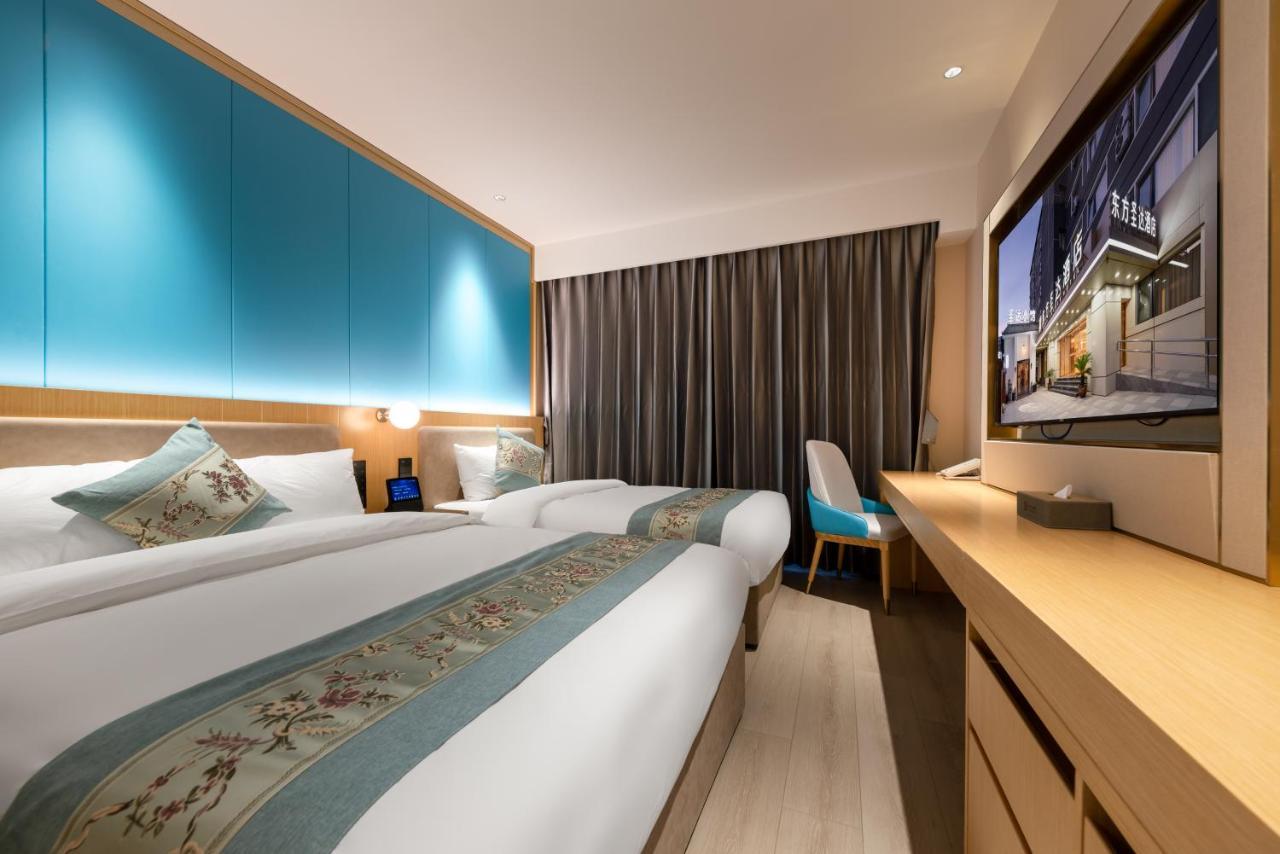 East Sacred Hotel--Very Near Beijing Tiananmen Square ,The Forbidden City,The Temple Of Heaven ,3 Minutes' Walk To Wangfujing Subway ,Located In The Center Of Beijing, Many Shopping Malls Around,Newly Renovated Hotel-Able To Receive Foreign Guests מראה חיצוני תמונה Deluxe Room