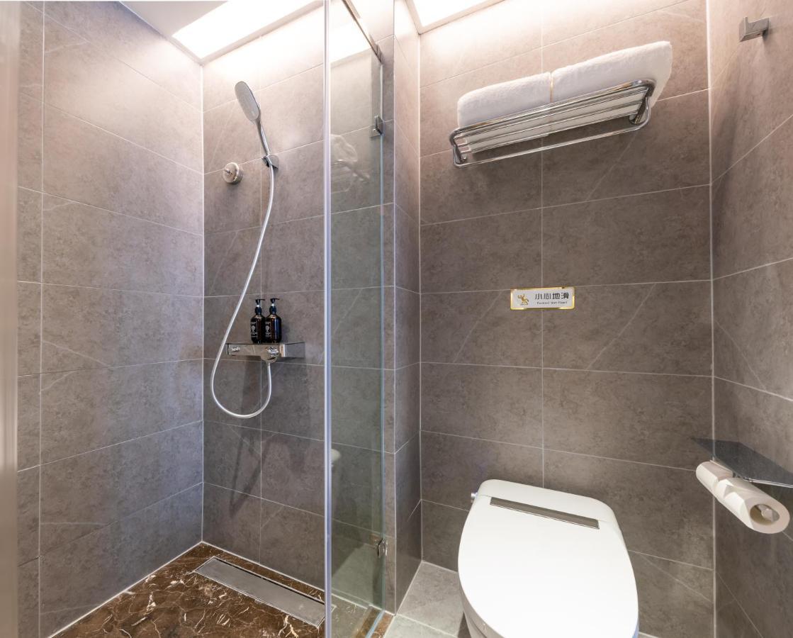 East Sacred Hotel--Very Near Beijing Tiananmen Square ,The Forbidden City,The Temple Of Heaven ,3 Minutes' Walk To Wangfujing Subway ,Located In The Center Of Beijing, Many Shopping Malls Around,Newly Renovated Hotel-Able To Receive Foreign Guests מראה חיצוני תמונה A wet room in a hotel
