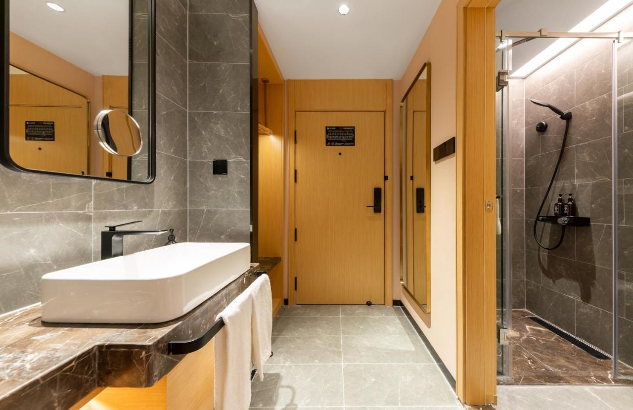East Sacred Hotel--Very Near Beijing Tiananmen Square ,The Forbidden City,The Temple Of Heaven ,3 Minutes' Walk To Wangfujing Subway ,Located In The Center Of Beijing, Many Shopping Malls Around,Newly Renovated Hotel-Able To Receive Foreign Guests מראה חיצוני תמונה Bathroom
