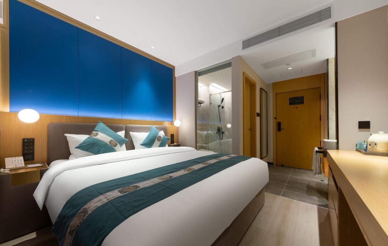 East Sacred Hotel--Very Near Beijing Tiananmen Square ,The Forbidden City,The Temple Of Heaven ,3 Minutes' Walk To Wangfujing Subway ,Located In The Center Of Beijing, Many Shopping Malls Around,Newly Renovated Hotel-Able To Receive Foreign Guests מראה חיצוני תמונה Deluxe room