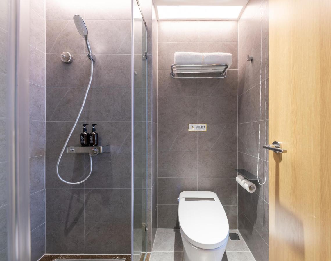 East Sacred Hotel--Very Near Beijing Tiananmen Square ,The Forbidden City,The Temple Of Heaven ,3 Minutes' Walk To Wangfujing Subway ,Located In The Center Of Beijing, Many Shopping Malls Around,Newly Renovated Hotel-Able To Receive Foreign Guests מראה חיצוני תמונה A wet room in a hotel