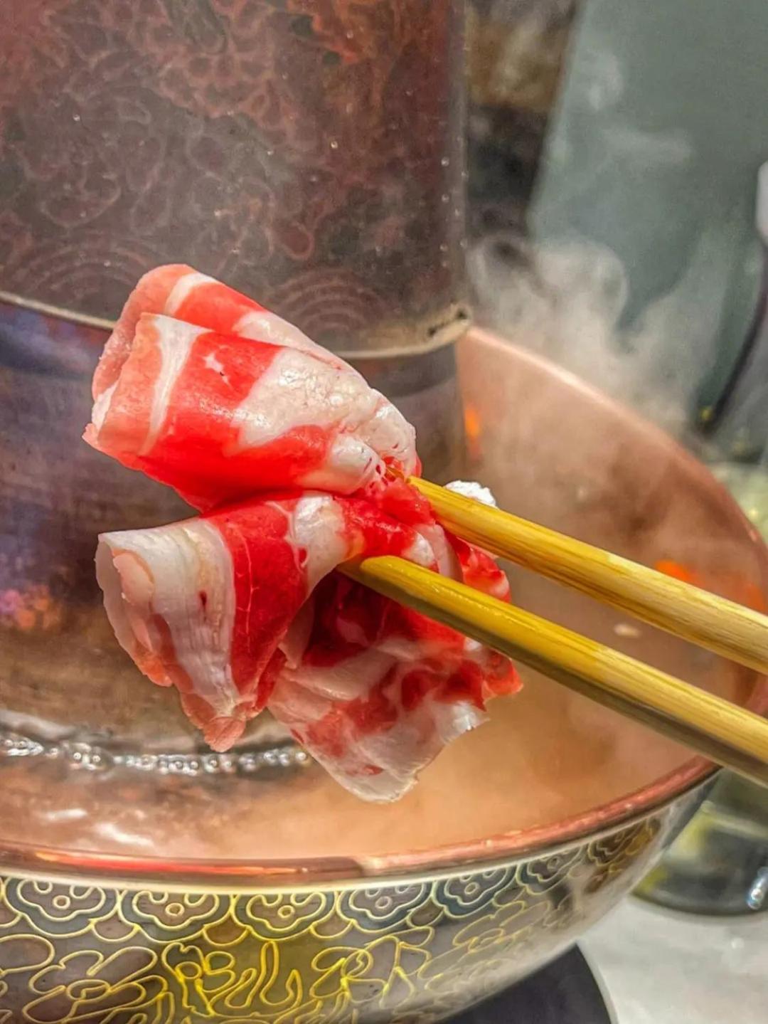 East Sacred Hotel--Very Near Beijing Tiananmen Square ,The Forbidden City,The Temple Of Heaven ,3 Minutes' Walk To Wangfujing Subway ,Located In The Center Of Beijing, Many Shopping Malls Around,Newly Renovated Hotel-Able To Receive Foreign Guests מראה חיצוני תמונה Marinated lamb