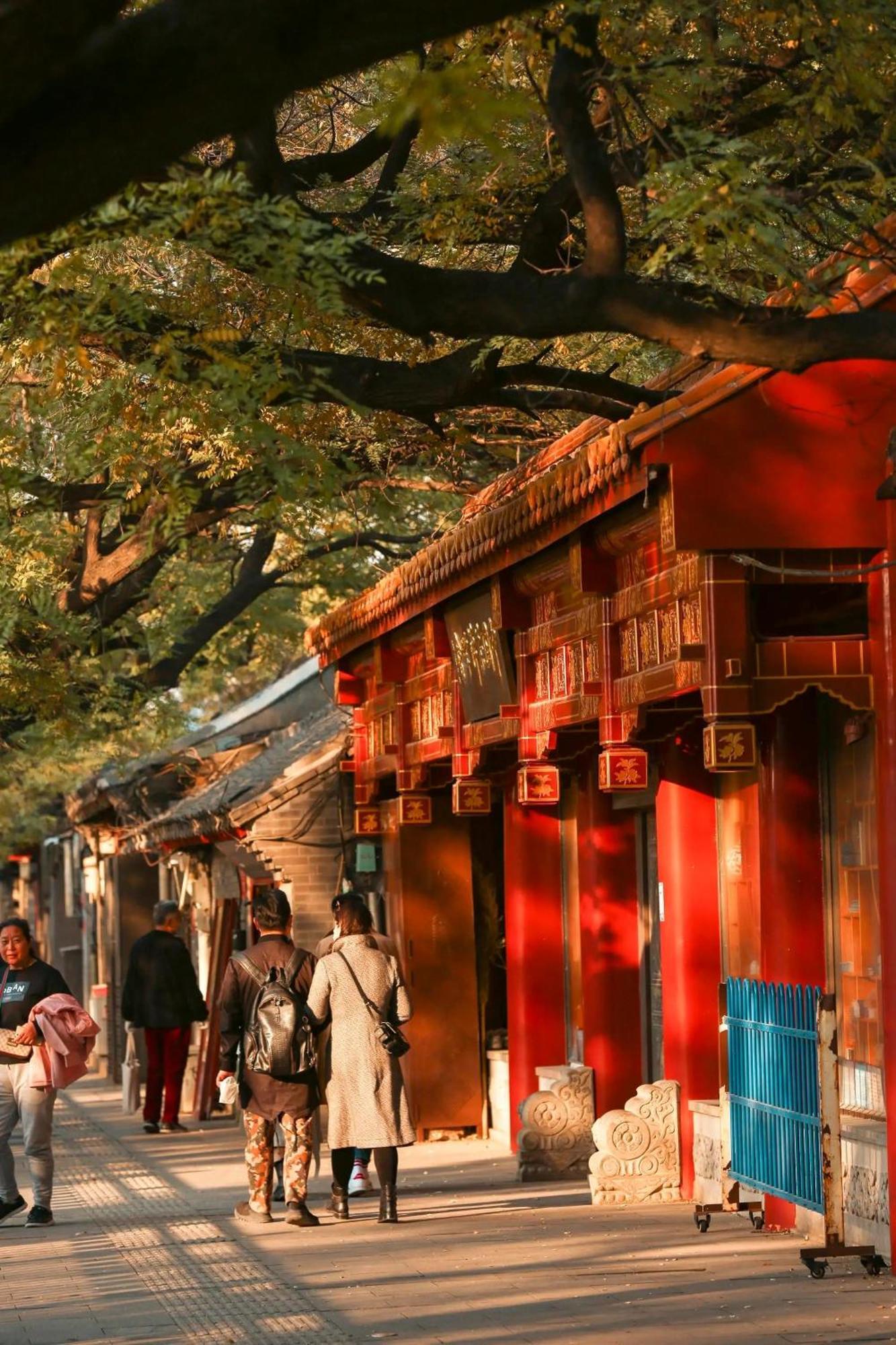 East Sacred Hotel--Very Near Beijing Tiananmen Square ,The Forbidden City,The Temple Of Heaven ,3 Minutes' Walk To Wangfujing Subway ,Located In The Center Of Beijing, Many Shopping Malls Around,Newly Renovated Hotel-Able To Receive Foreign Guests מראה חיצוני תמונה The temple's main entrance