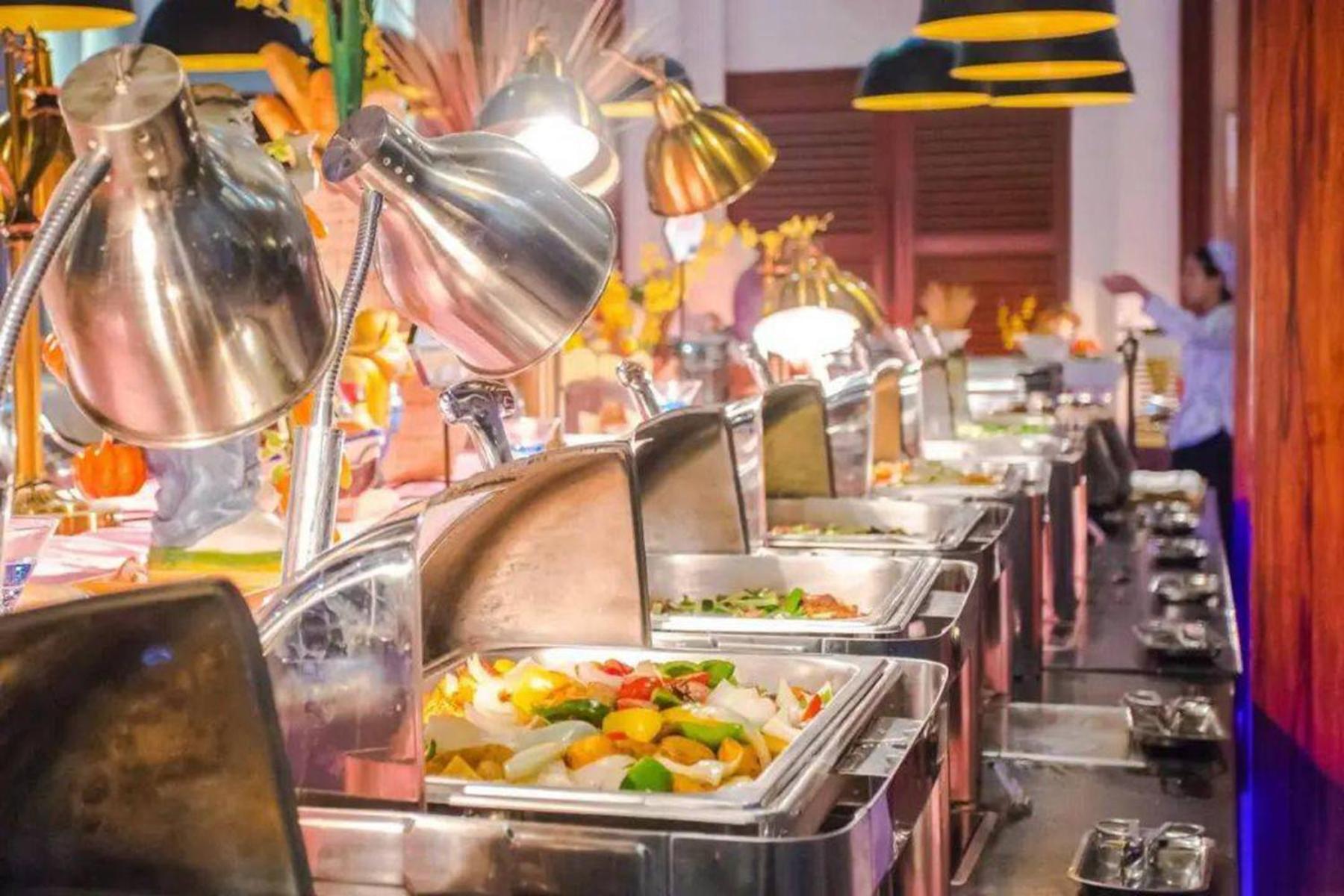 East Sacred Hotel--Very Near Beijing Tiananmen Square ,The Forbidden City,The Temple Of Heaven ,3 Minutes' Walk To Wangfujing Subway ,Located In The Center Of Beijing, Many Shopping Malls Around,Newly Renovated Hotel-Able To Receive Foreign Guests מראה חיצוני תמונה A buffet at a restaurant