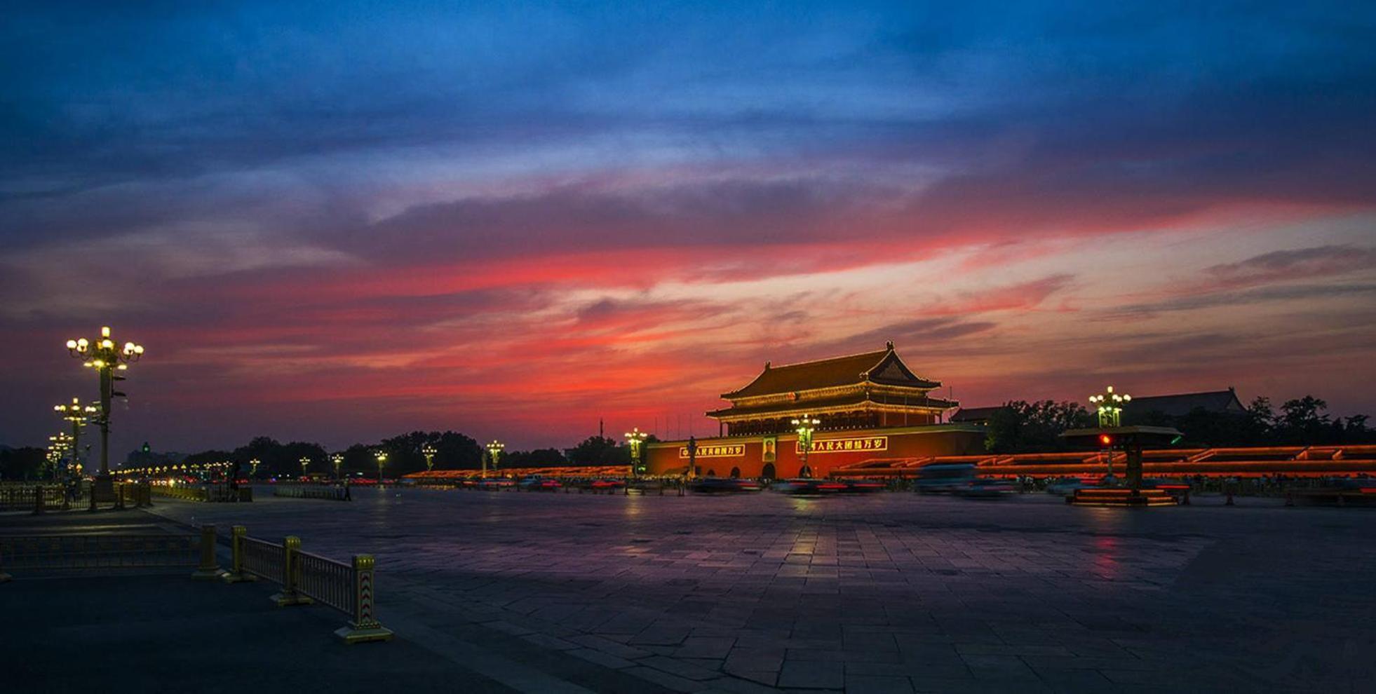 East Sacred Hotel--Very Near Beijing Tiananmen Square ,The Forbidden City,The Temple Of Heaven ,3 Minutes' Walk To Wangfujing Subway ,Located In The Center Of Beijing, Many Shopping Malls Around,Newly Renovated Hotel-Able To Receive Foreign Guests מראה חיצוני תמונה The Forbidden City at sunset