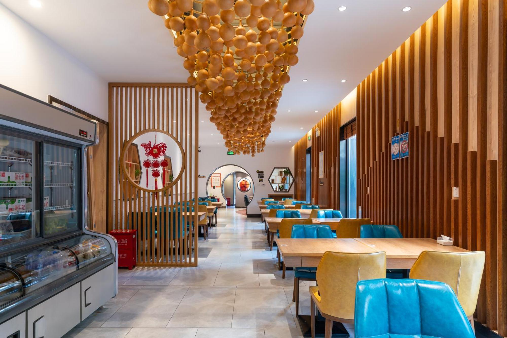 East Sacred Hotel--Very Near Beijing Tiananmen Square ,The Forbidden City,The Temple Of Heaven ,3 Minutes' Walk To Wangfujing Subway ,Located In The Center Of Beijing, Many Shopping Malls Around,Newly Renovated Hotel-Able To Receive Foreign Guests מראה חיצוני תמונה Interior of a restaurant in China