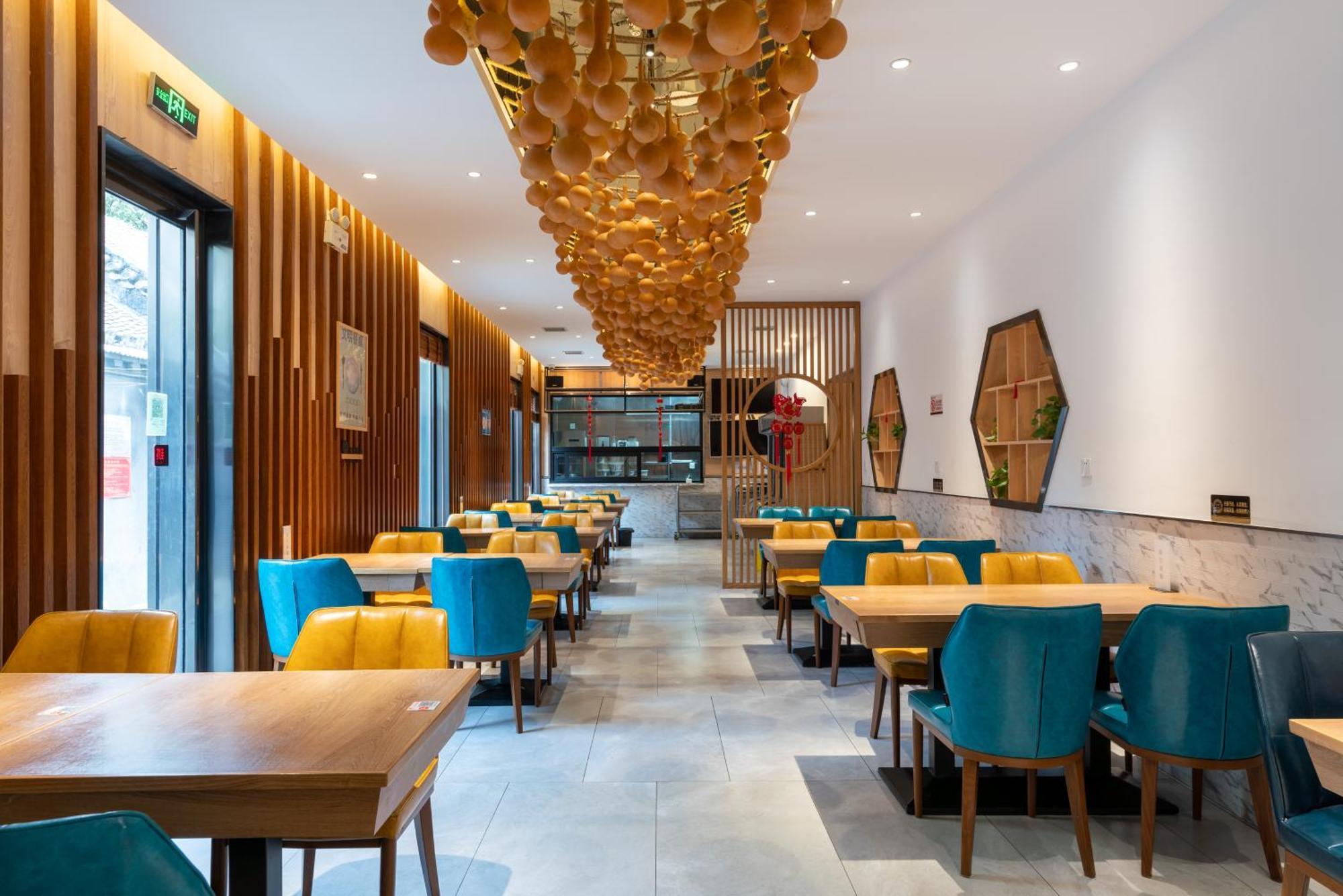 East Sacred Hotel--Very Near Beijing Tiananmen Square ,The Forbidden City,The Temple Of Heaven ,3 Minutes' Walk To Wangfujing Subway ,Located In The Center Of Beijing, Many Shopping Malls Around,Newly Renovated Hotel-Able To Receive Foreign Guests מראה חיצוני תמונה Interior of a restaurant in Beijing
