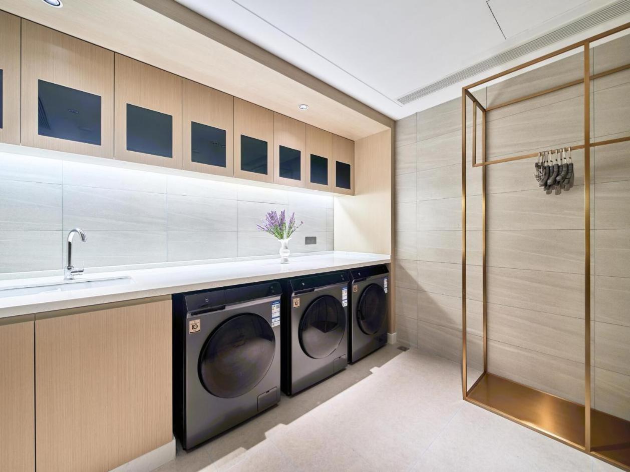 East Sacred Hotel--Very Near Beijing Tiananmen Square ,The Forbidden City,The Temple Of Heaven ,3 Minutes' Walk To Wangfujing Subway ,Located In The Center Of Beijing, Many Shopping Malls Around,Newly Renovated Hotel-Able To Receive Foreign Guests מראה חיצוני תמונה Laundry room