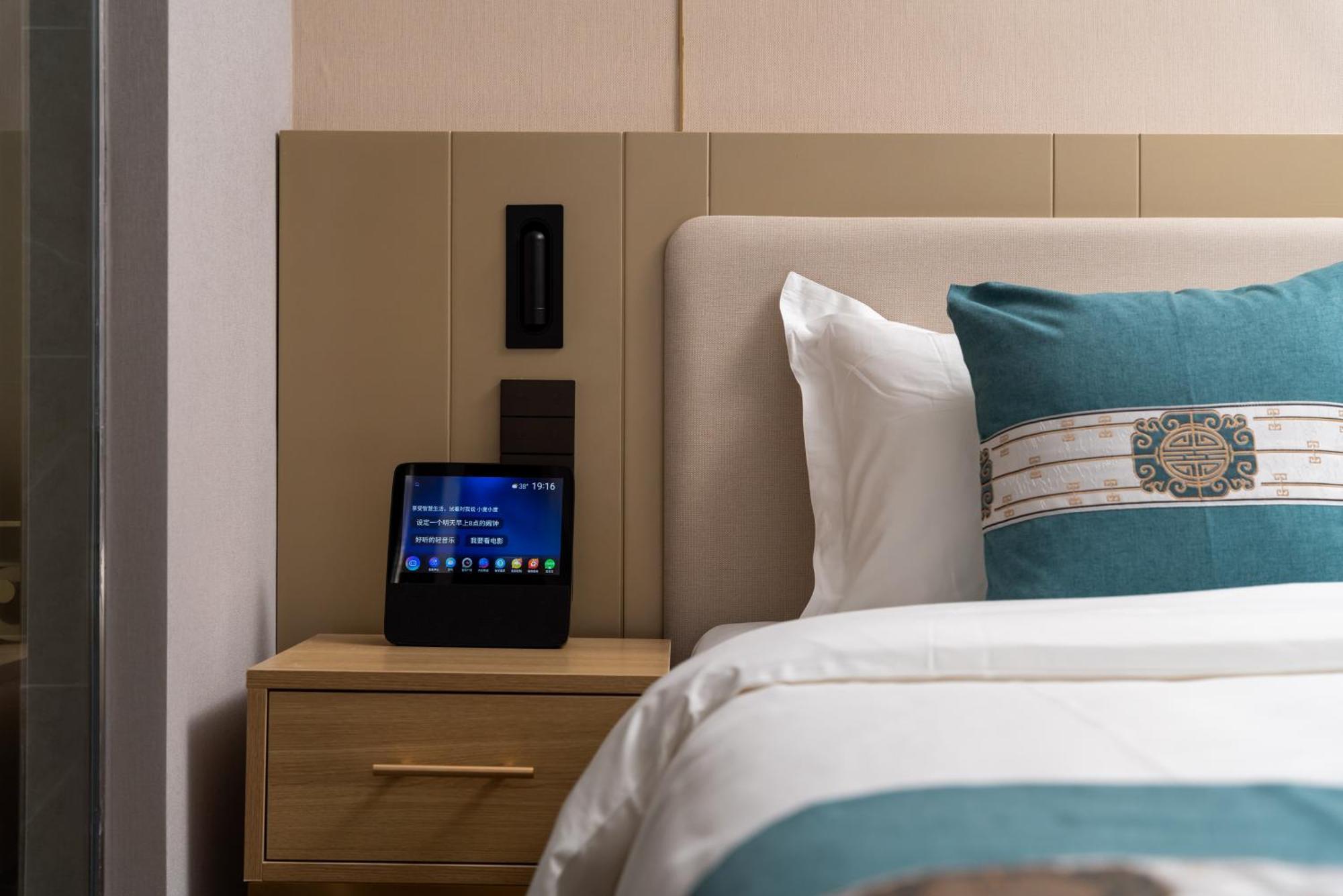 East Sacred Hotel--Very Near Beijing Tiananmen Square ,The Forbidden City,The Temple Of Heaven ,3 Minutes' Walk To Wangfujing Subway ,Located In The Center Of Beijing, Many Shopping Malls Around,Newly Renovated Hotel-Able To Receive Foreign Guests מראה חיצוני תמונה A smart hotel room