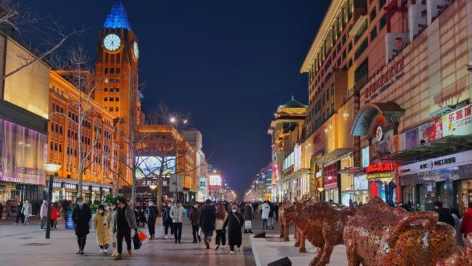 East Sacred Hotel--Very Near Beijing Tiananmen Square ,The Forbidden City,The Temple Of Heaven ,3 Minutes' Walk To Wangfujing Subway ,Located In The Center Of Beijing, Many Shopping Malls Around,Newly Renovated Hotel-Able To Receive Foreign Guests מראה חיצוני תמונה The Bund at night