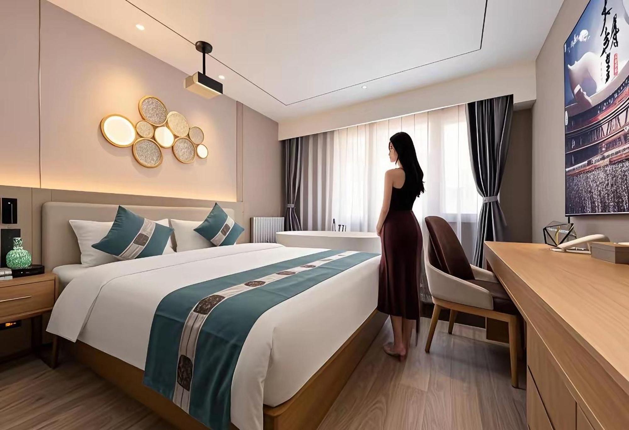 East Sacred Hotel--Very Near Beijing Tiananmen Square ,The Forbidden City,The Temple Of Heaven ,3 Minutes' Walk To Wangfujing Subway ,Located In The Center Of Beijing, Many Shopping Malls Around,Newly Renovated Hotel-Able To Receive Foreign Guests מראה חיצוני תמונה A room at the hotel