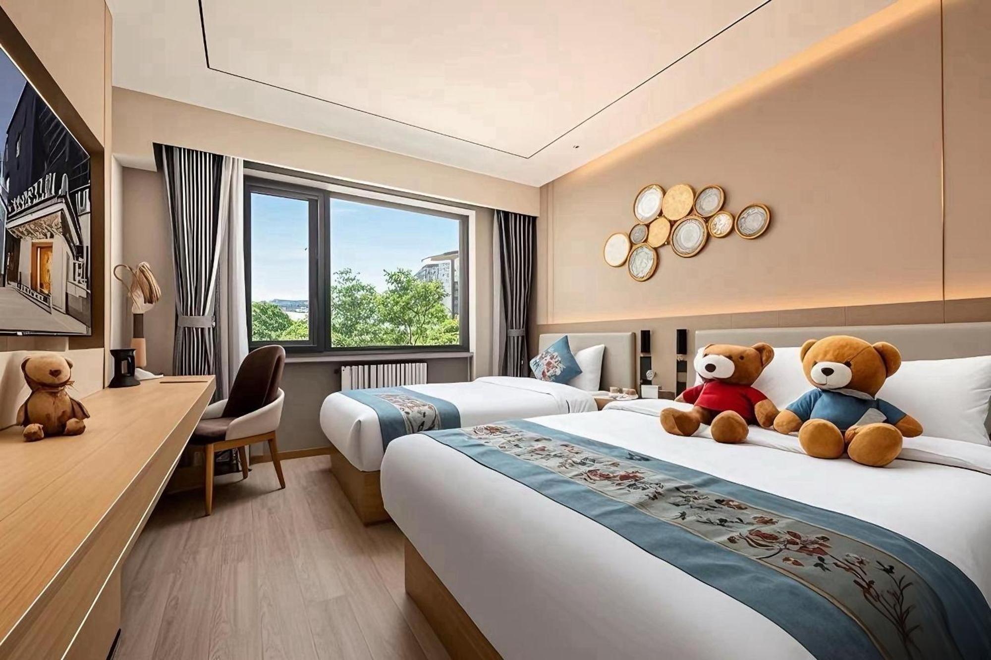 East Sacred Hotel--Very Near Beijing Tiananmen Square ,The Forbidden City,The Temple Of Heaven ,3 Minutes' Walk To Wangfujing Subway ,Located In The Center Of Beijing, Many Shopping Malls Around,Newly Renovated Hotel-Able To Receive Foreign Guests מראה חיצוני תמונה Deluxe Room