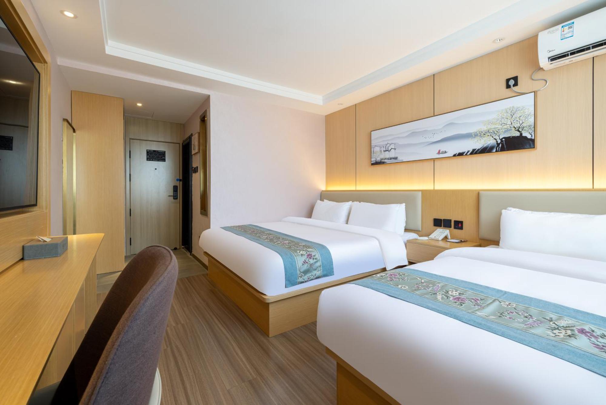 East Sacred Hotel--Very Near Beijing Tiananmen Square ,The Forbidden City,The Temple Of Heaven ,3 Minutes' Walk To Wangfujing Subway ,Located In The Center Of Beijing, Many Shopping Malls Around,Newly Renovated Hotel-Able To Receive Foreign Guests מראה חיצוני תמונה