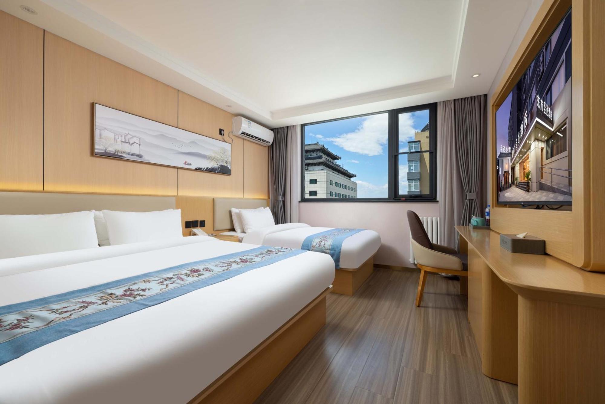 East Sacred Hotel--Very Near Beijing Tiananmen Square ,The Forbidden City,The Temple Of Heaven ,3 Minutes' Walk To Wangfujing Subway ,Located In The Center Of Beijing, Many Shopping Malls Around,Newly Renovated Hotel-Able To Receive Foreign Guests מראה חיצוני תמונה