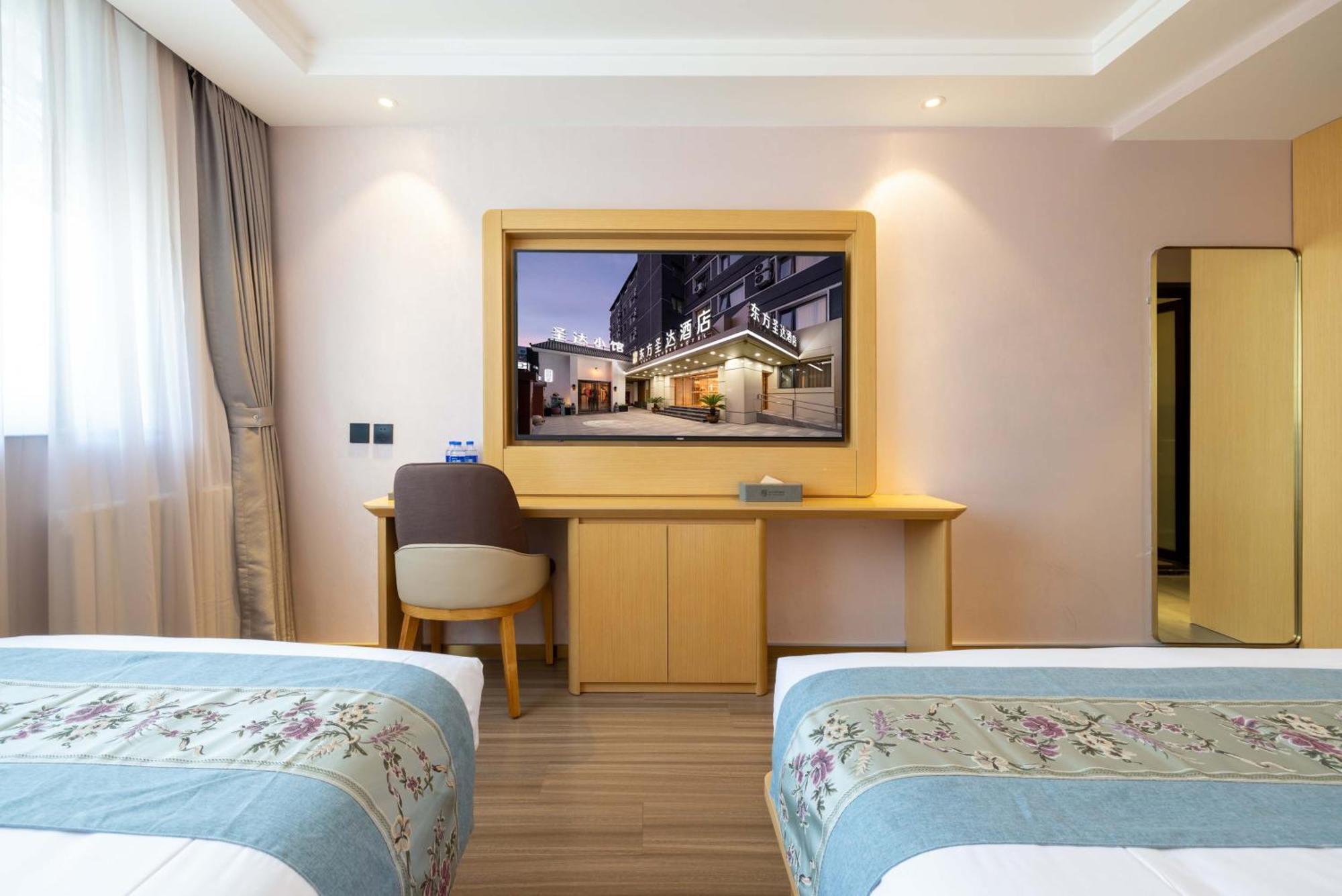 East Sacred Hotel--Very Near Beijing Tiananmen Square ,The Forbidden City,The Temple Of Heaven ,3 Minutes' Walk To Wangfujing Subway ,Located In The Center Of Beijing, Many Shopping Malls Around,Newly Renovated Hotel-Able To Receive Foreign Guests מראה חיצוני תמונה